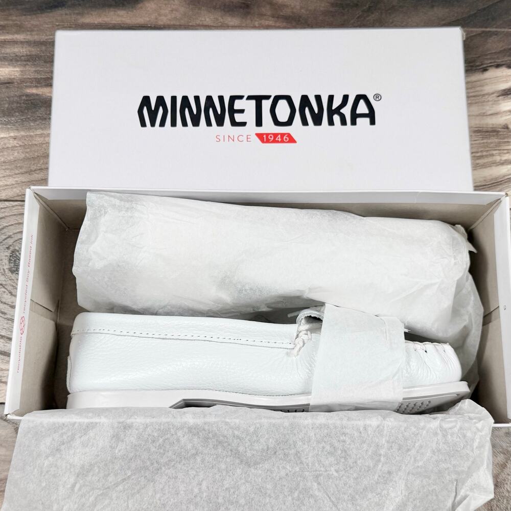 NIB Minnetonka 9 Thunderbird Boat Moccasin Flats Loafers White Smooth Leather - Picture 10 of 11